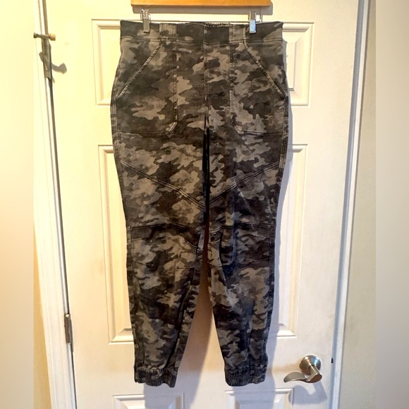 SPANX Pants - SPANX Camo Elastic Waist Pants Size XL